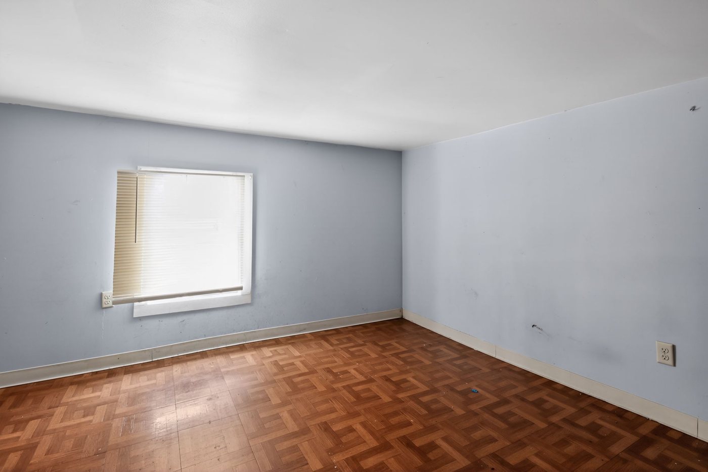 11 1622 E Cornell Ave Springfield IL 62703 Living room IMG 6382